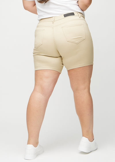 Beige skinny short shorts set bagfra på en plus-size model, så man kan se hele produktet.