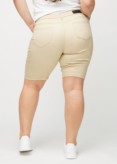 Beige skinny middle shorts set bagfra på en plus-size model, så man kan se hele produktet.