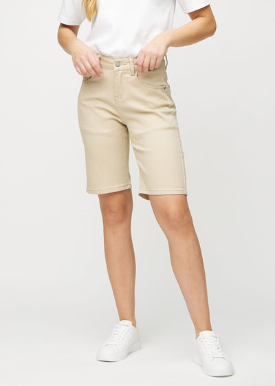 Beige regular middle ultra high rise shorts, modelnavn Gazelles, som går lige ned langs benet og sidder højt i taljen, set forfra.