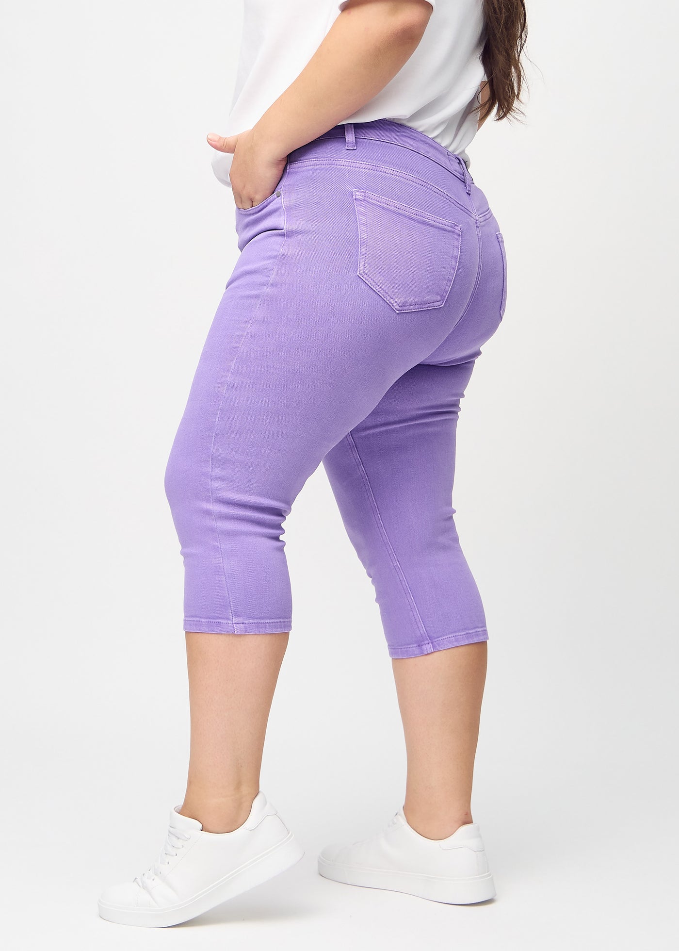 Lilla skinny capris set fra siden på en plus-size model.