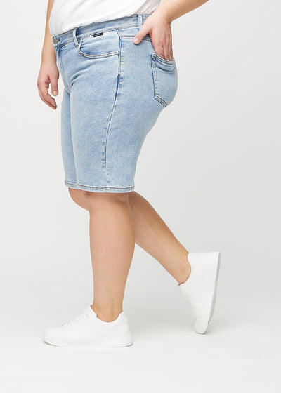 Lys denim regular middle shorts set fra siden på en plus-size model.