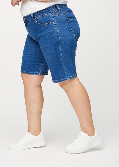 Mørk denim regular middle shorts set fra siden på en plus-size model.