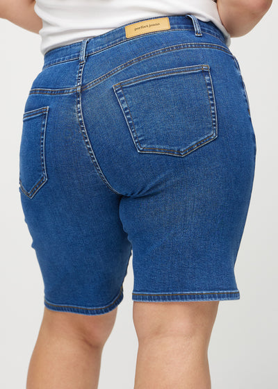 Mørk denim regular middle shorts set bagfra tæt på en plus-size model for at vise detaljer.