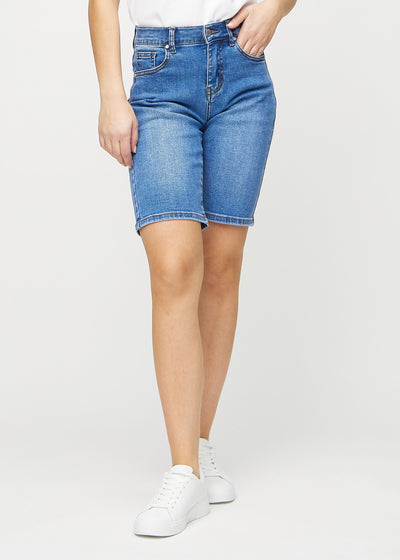 Denim regular middle shorts, modelnavn Rivers, som går lige ned langs benet og slutter lige over knæet, set forfra.