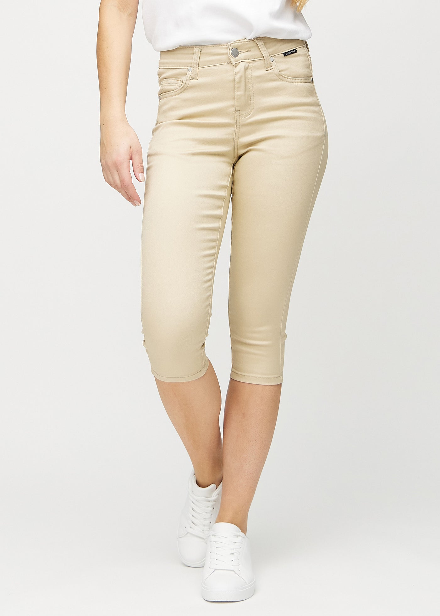 Beige skinny capris, modelnavn Gazelles, som sidder tæt til benet og slutter lige under knæet, set forfra.