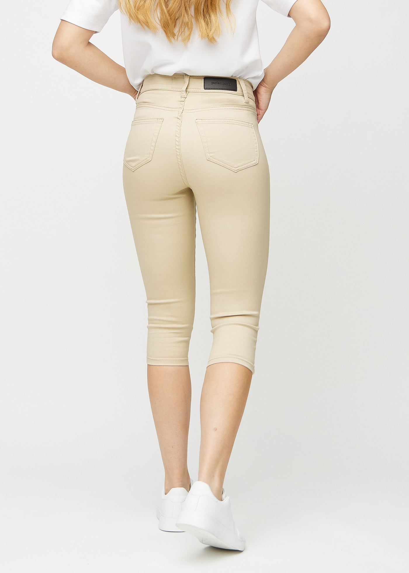 Beige skinny capris set bagfra, så man kan se hele produktet.