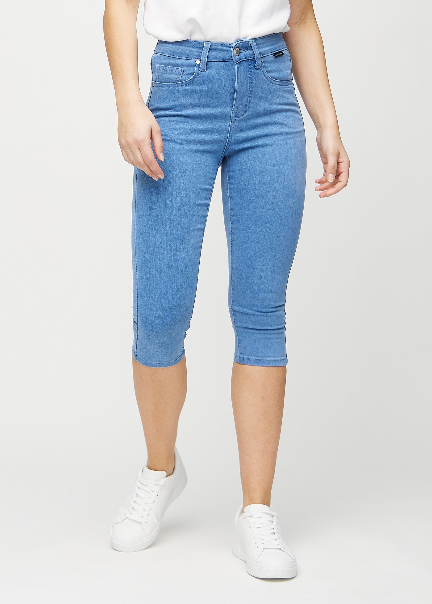 Blå skinny capris, modelnavn Geraniums, som sidder tæt til benet og slutter lige under knæet, set forfra.