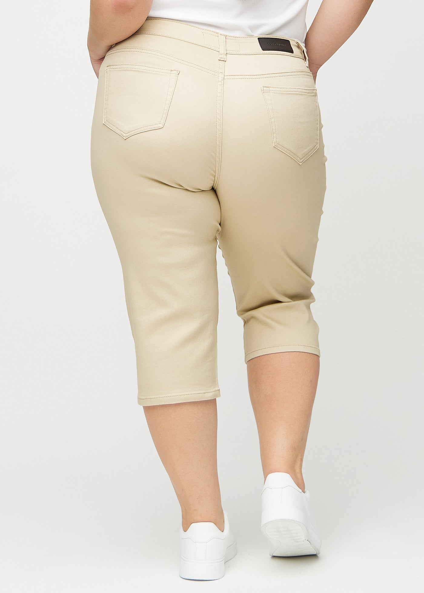 Beige regular capris set bagfra på en plus-size model, så man kan se hele produktet.