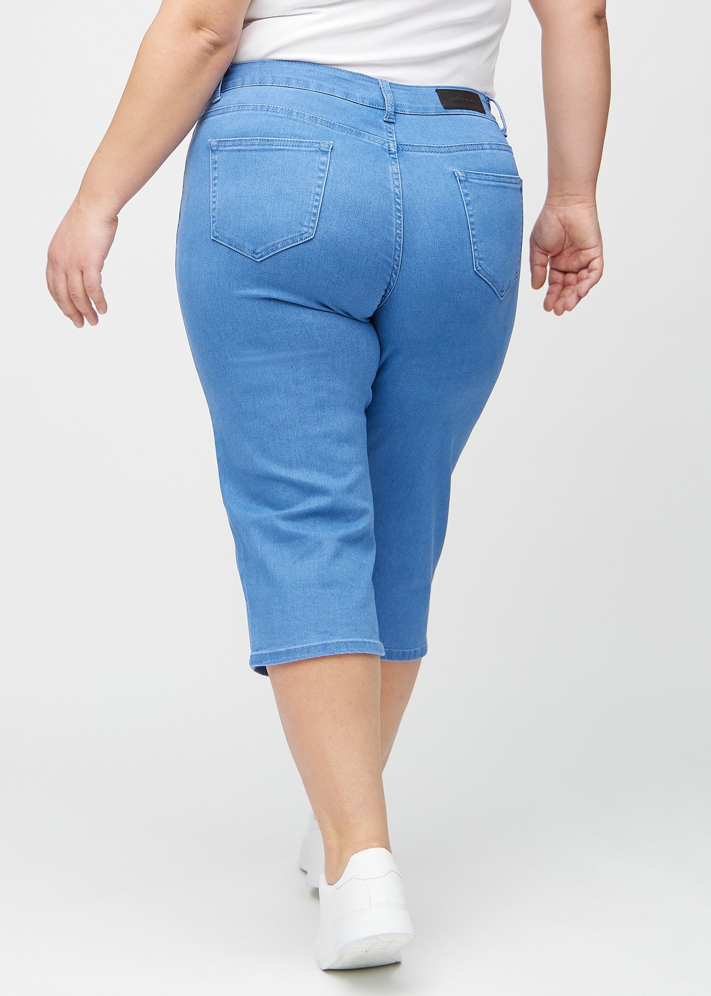 Blå regular capris set bagfra på en plus-size model, så man kan se hele produktet.