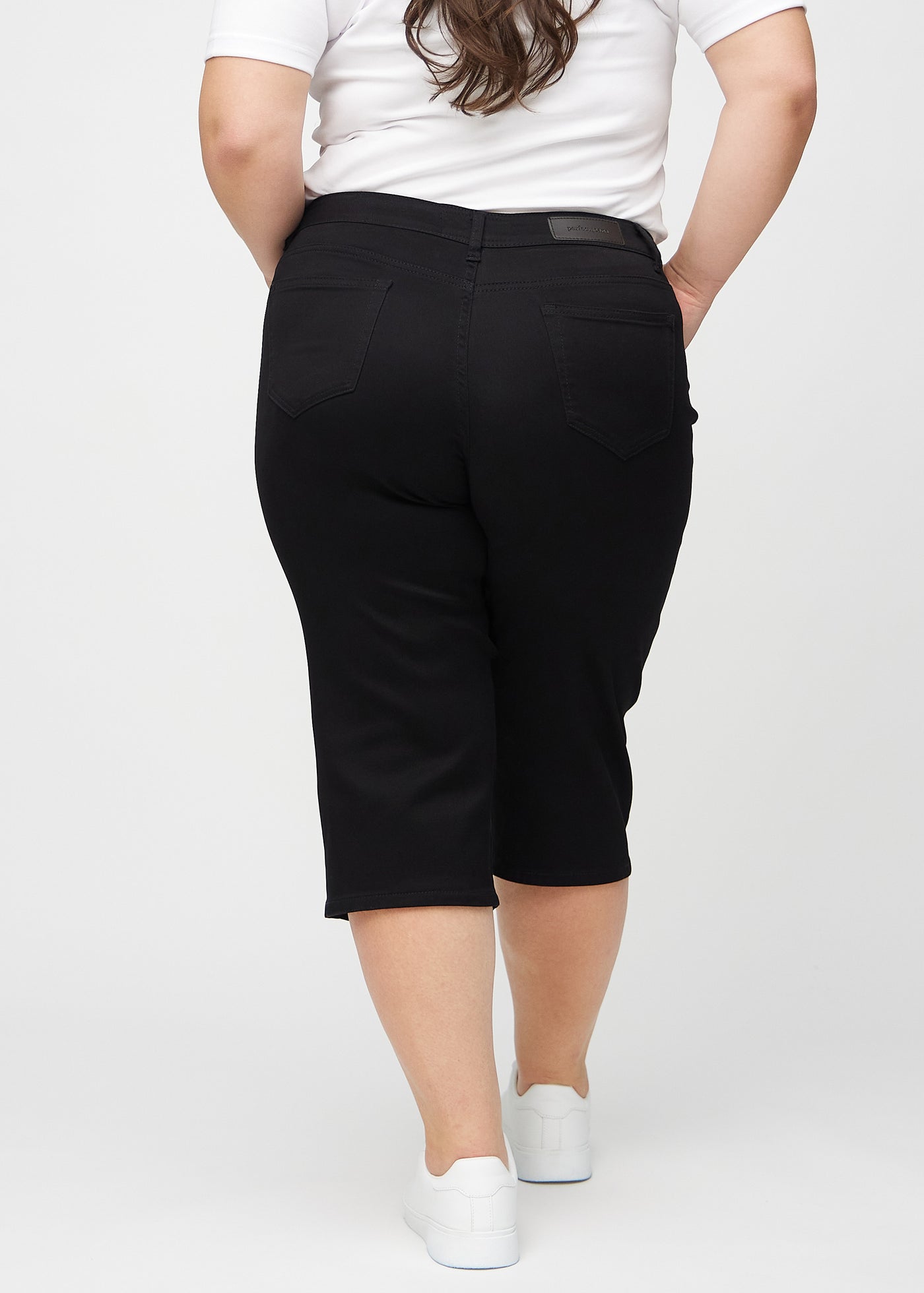 Sorte regular capris set bagfra på en plus-size model, så man kan se hele produktet.