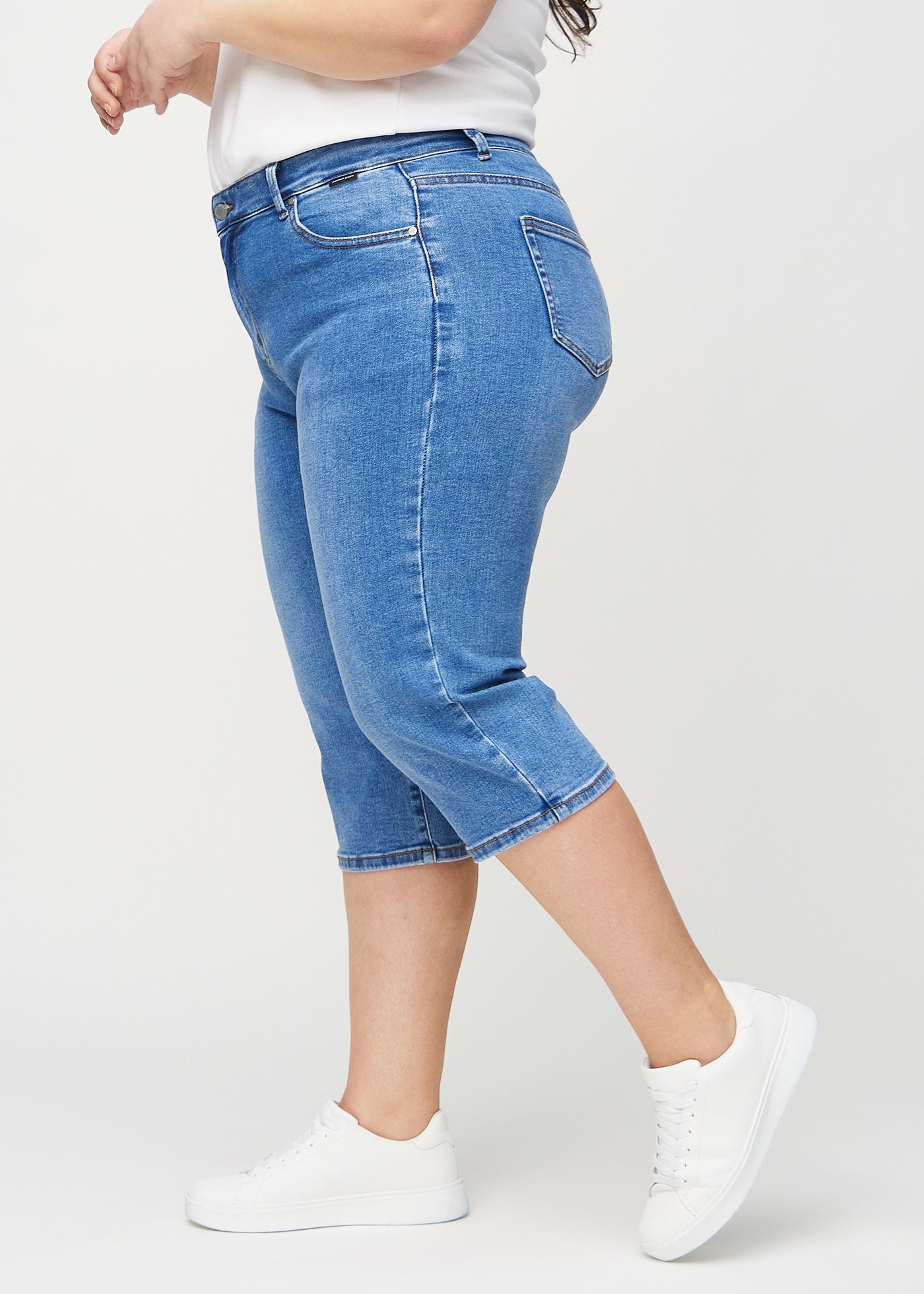 Denim regular capris set fra siden på en plus-size model.