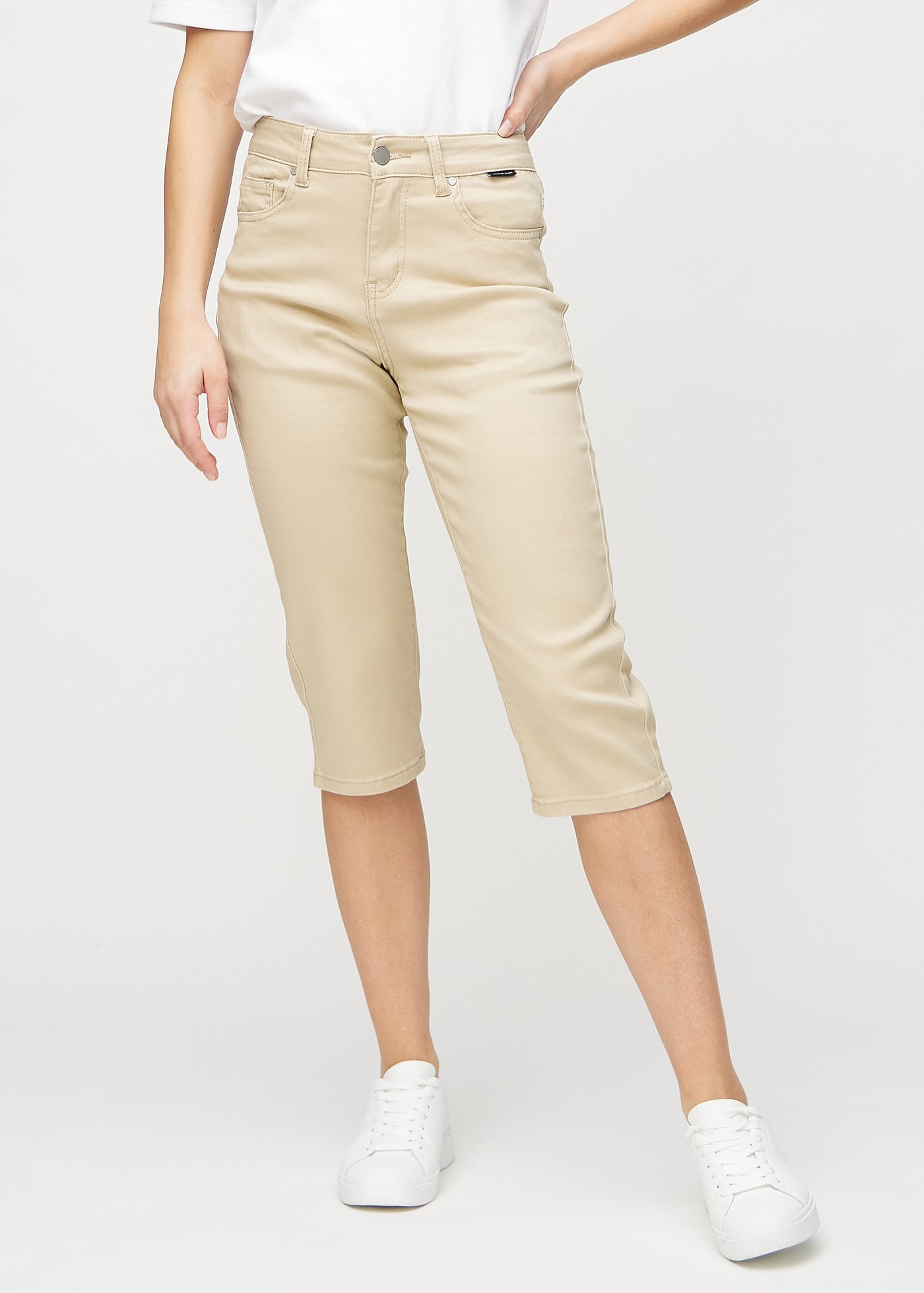 Beige regular capris, modelnavn Gazelles, som sidder lige til benet og slutter lige under knæet, set forfra.