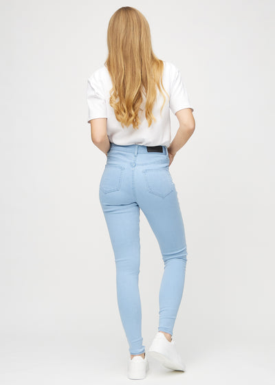 Lyseblå skinny jeans set bagfra, så man kan se hele produktet.