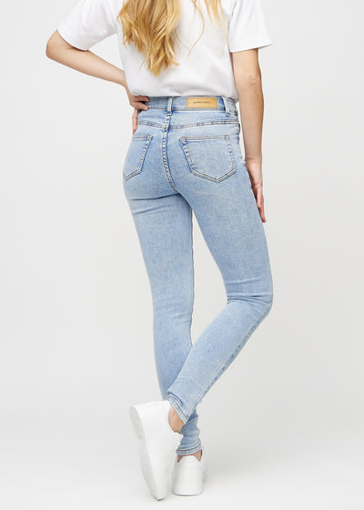 Lys denim skinny jeans set bagfra, så man kan se hele produktet.