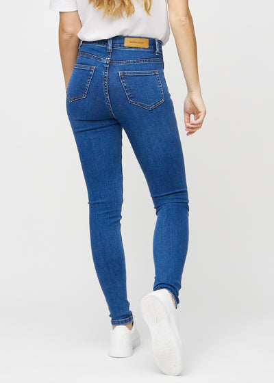 Mørk denim skinny jeans set bagfra, så man kan se hele produktet.