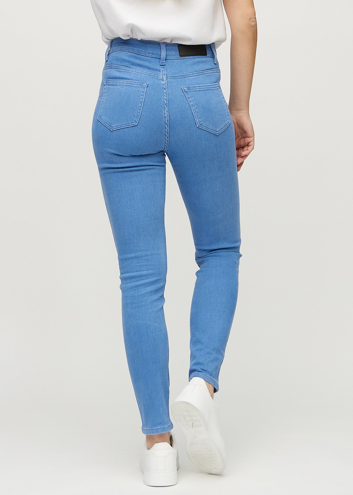 Blå slim jeans set bagfra, så man kan se hele produktet.