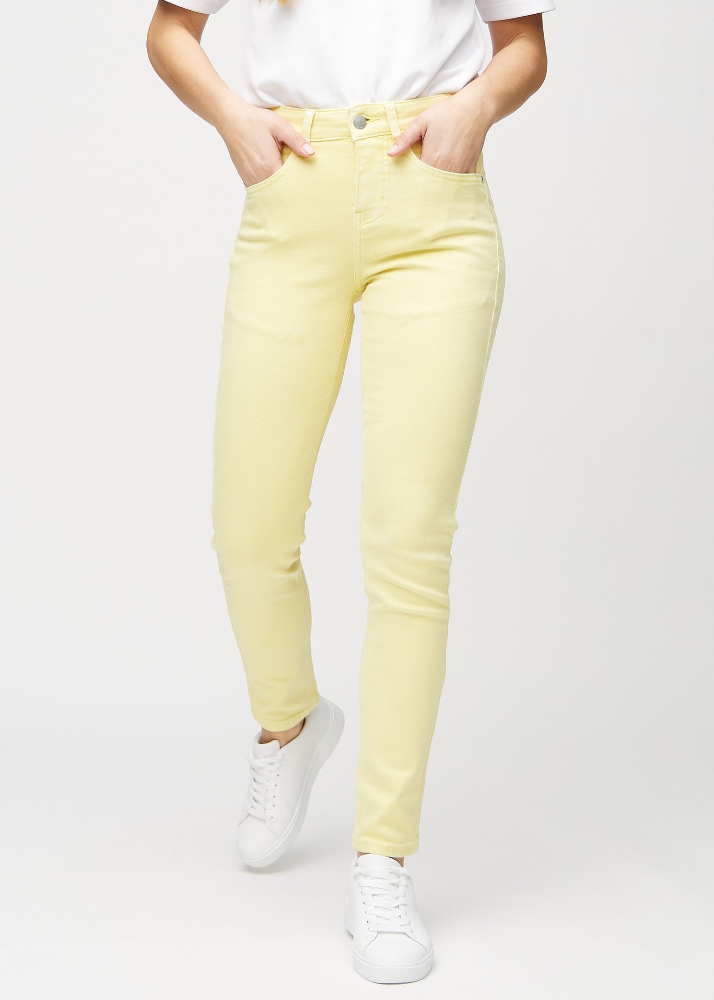 Lysegule slim jeans, modelnavn Lemonades, som sidder tæt til benet, dog lidt løsere ved anklen, set forfra.