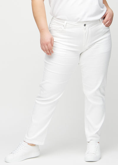 Hvide regular jeans, modelnavn Marguerites, som går lige ned langs benet på en plus-size model, set forfra.