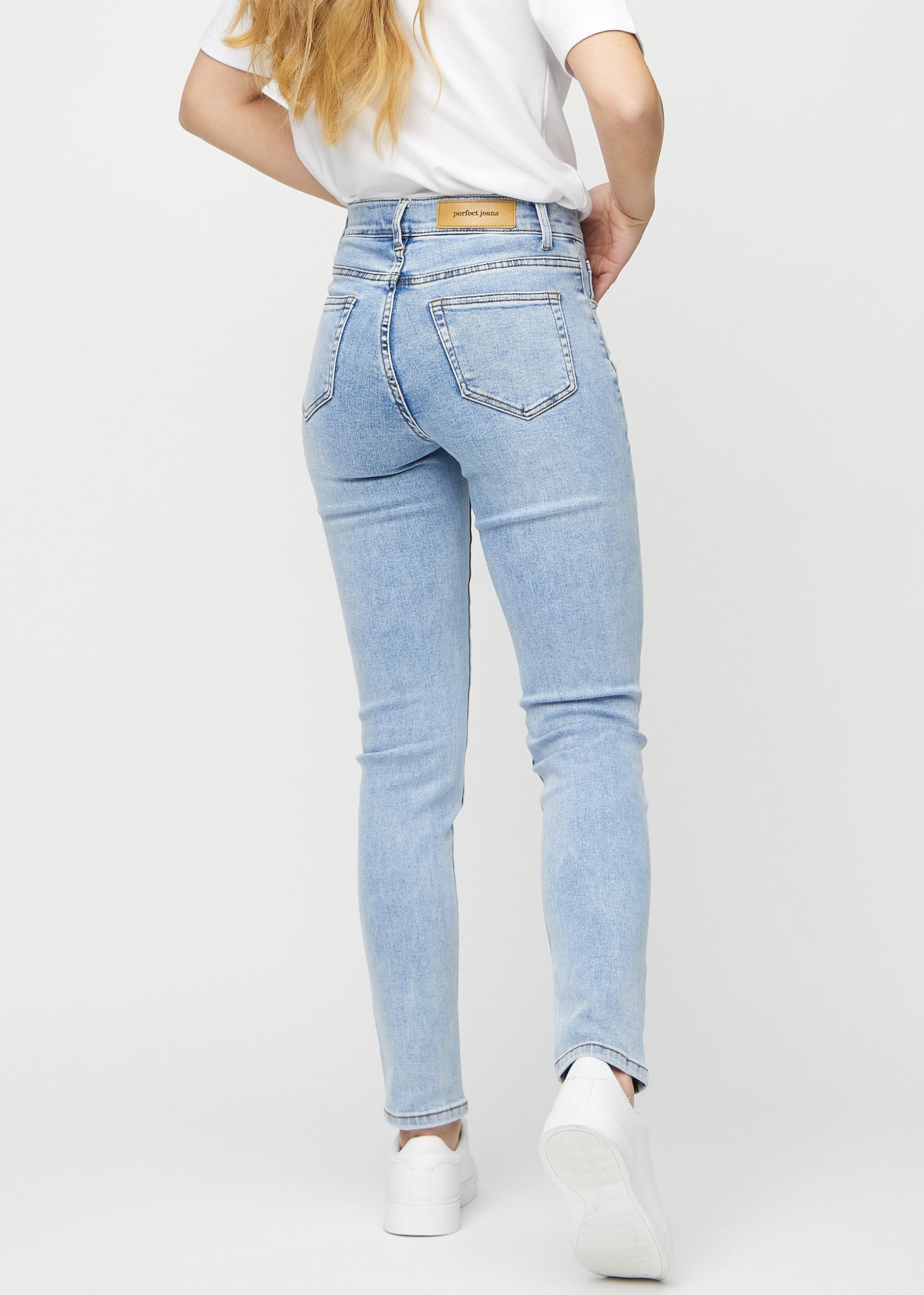 Lys denim slim ultra high rise jeans set bagfra, så man kan se hele produktet.