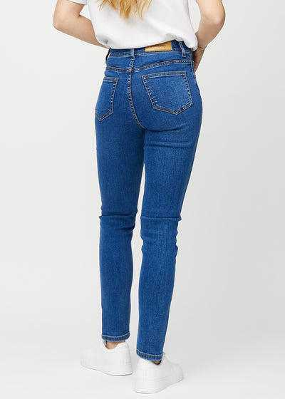 Mørk denim slim jeans set bagfra, så man kan se hele produktet.