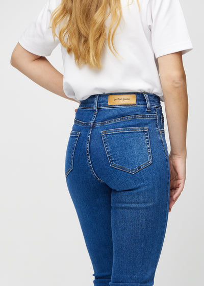 Mørk denim slim ultra high rise jeans set bagfra tæt på for at vise detaljer.