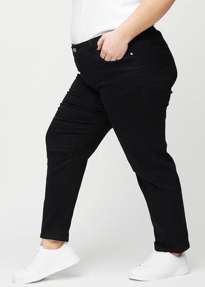 Sorte regular jeans set fra siden på en plus-size model.