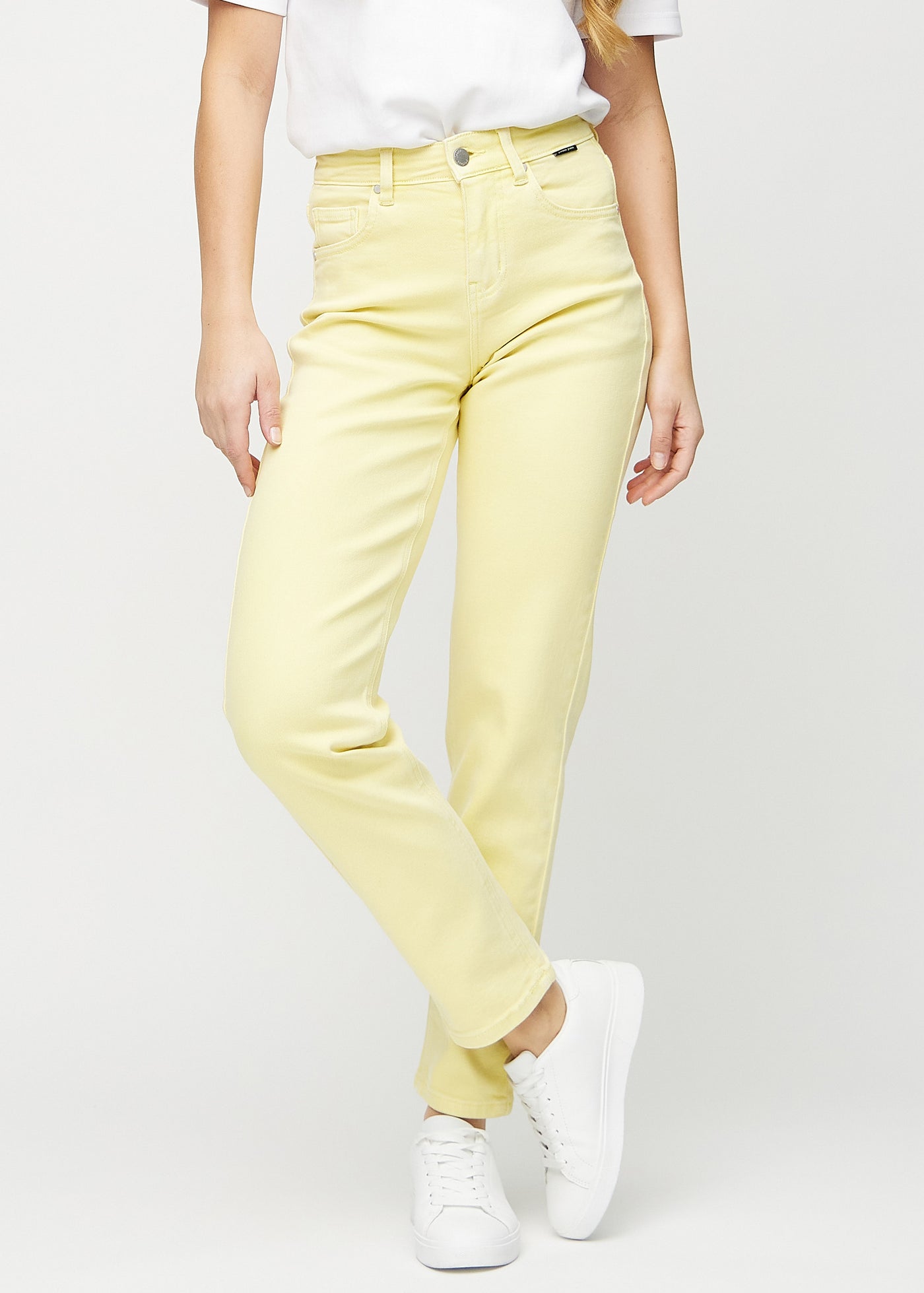 Lysegule regular jeans, modelnavn Lemonades, som går lige ned langs benet, set forfra.