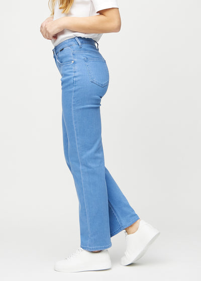 Blå loose jeans set fra siden på model.