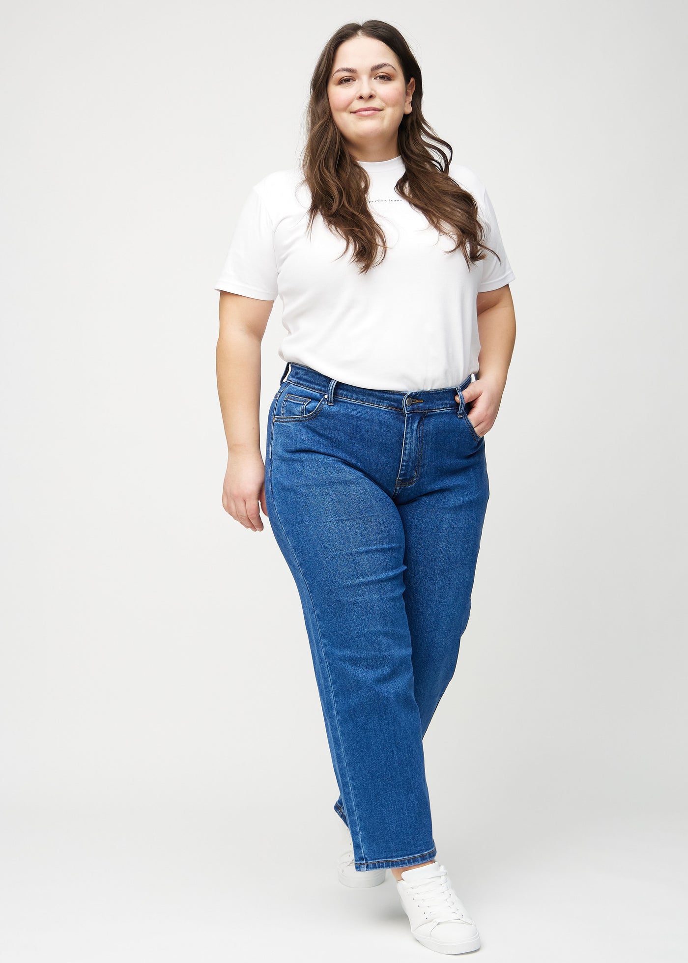 Fuldt billede af en plus-size model i mørk denim loose jeans.