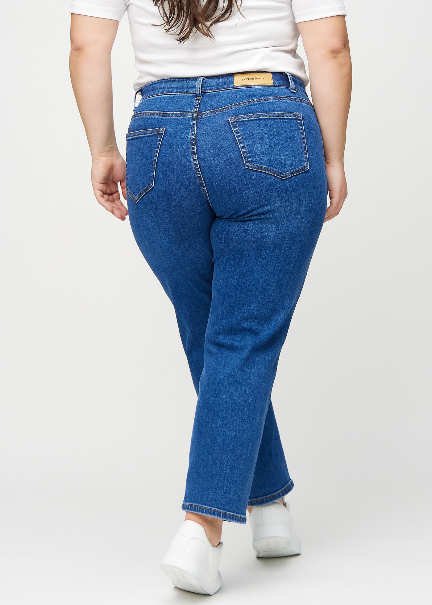 Mørk denim regular jeans set bagfra på en plus-size model, så man kan se hele produktet.