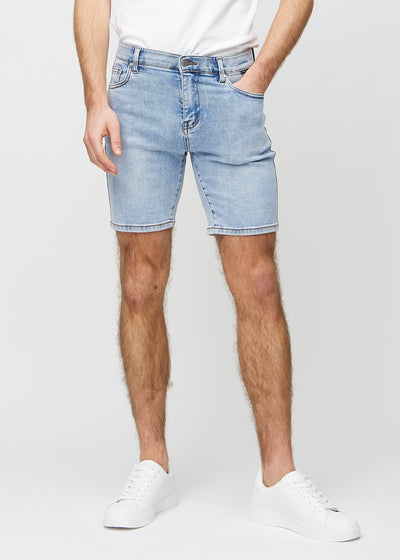 Lys denim regular middle shorts, som sidder lige langs låret og slutter lige over knæet, set forfra.