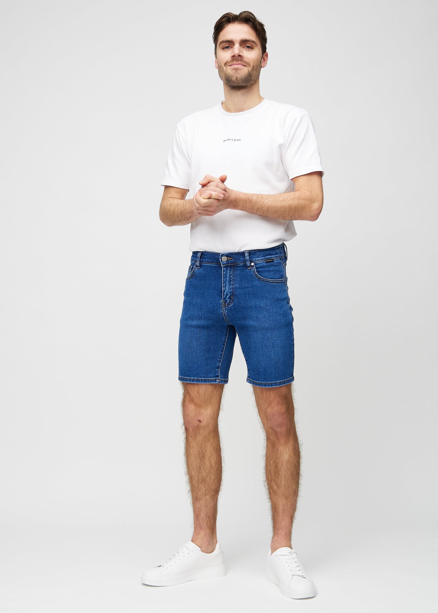 Fuldt billede af model i mørk denim regular middle shorts.