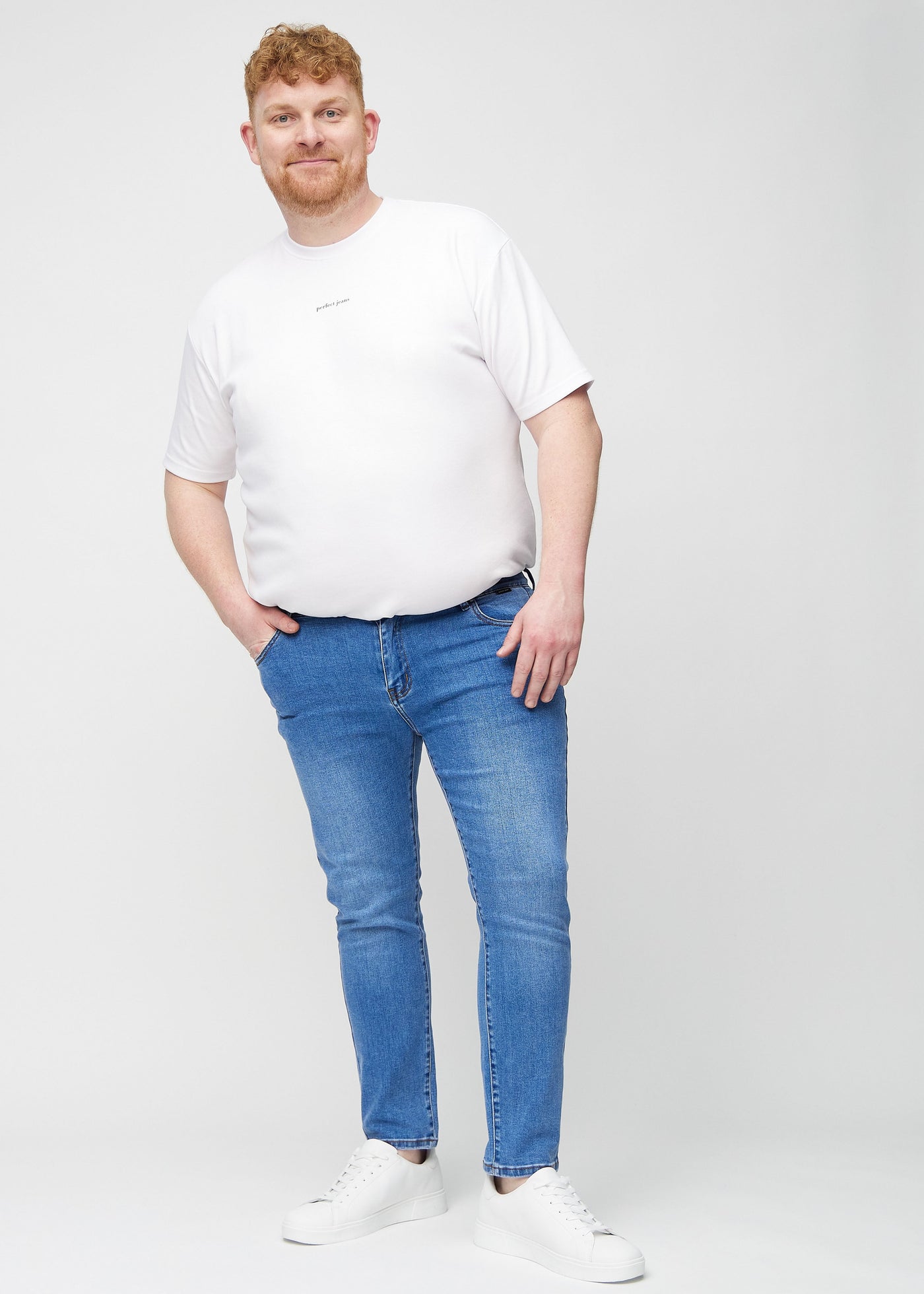 Fuldt billede af en plus-size model i denim slim jeans.