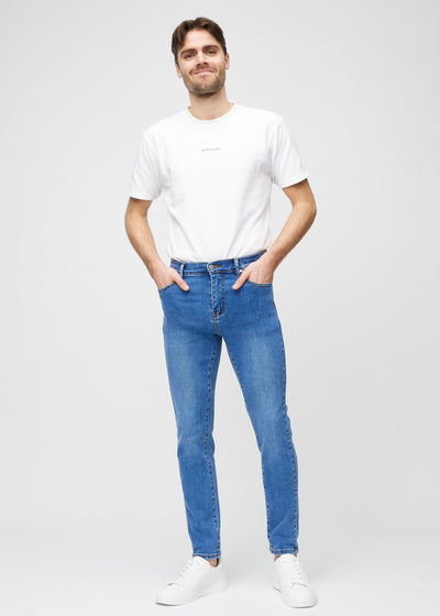 Fuldt billede af model i denim slim jeans.