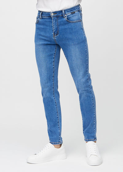 Denim slim jeans, modelnavn Rivers, som sidder tæt til benet, set forfra.