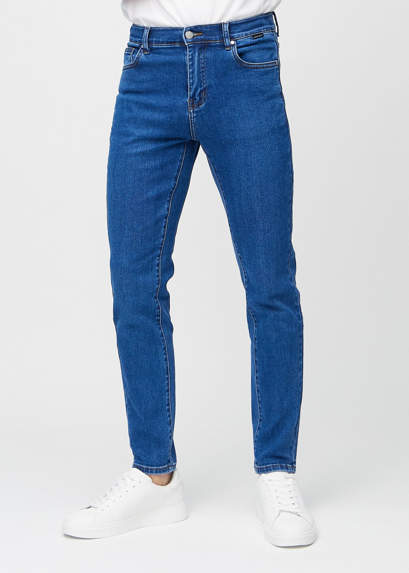 Mørk denim slim jeans, modelnavn Oceans, som sidder tæt til benet, set forfra.