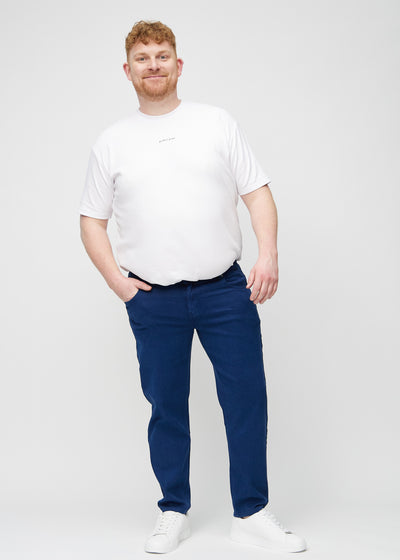 Fuldt billede af en plus-size model i mørkeblå regular jeans.