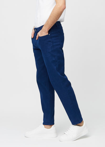 Mørkeblå regular jeans set fra siden på model.