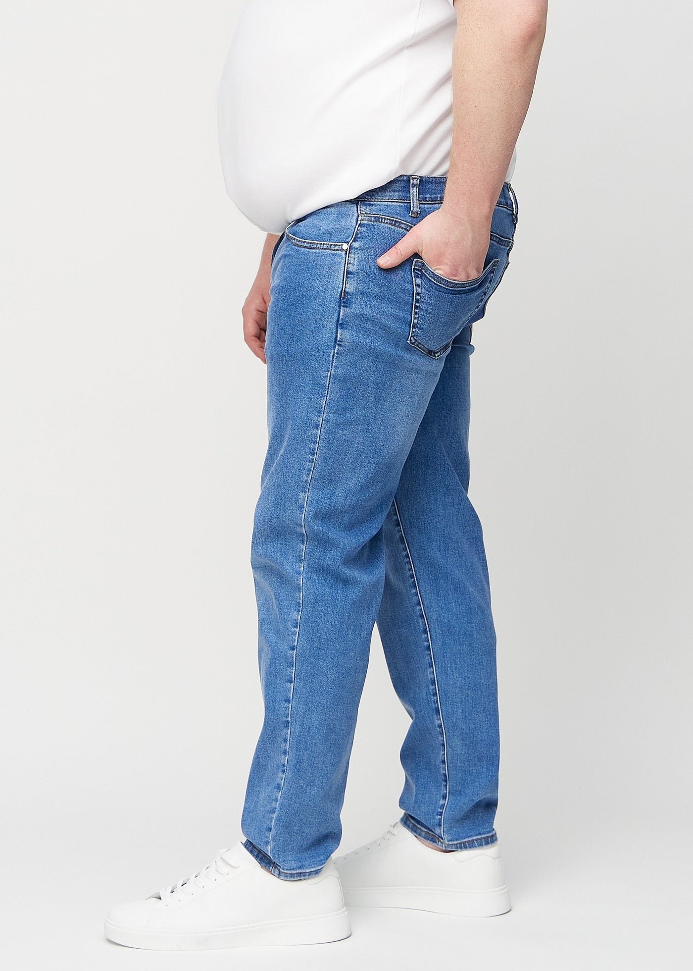 Denim regular jeans set fra siden på en plus-size model.