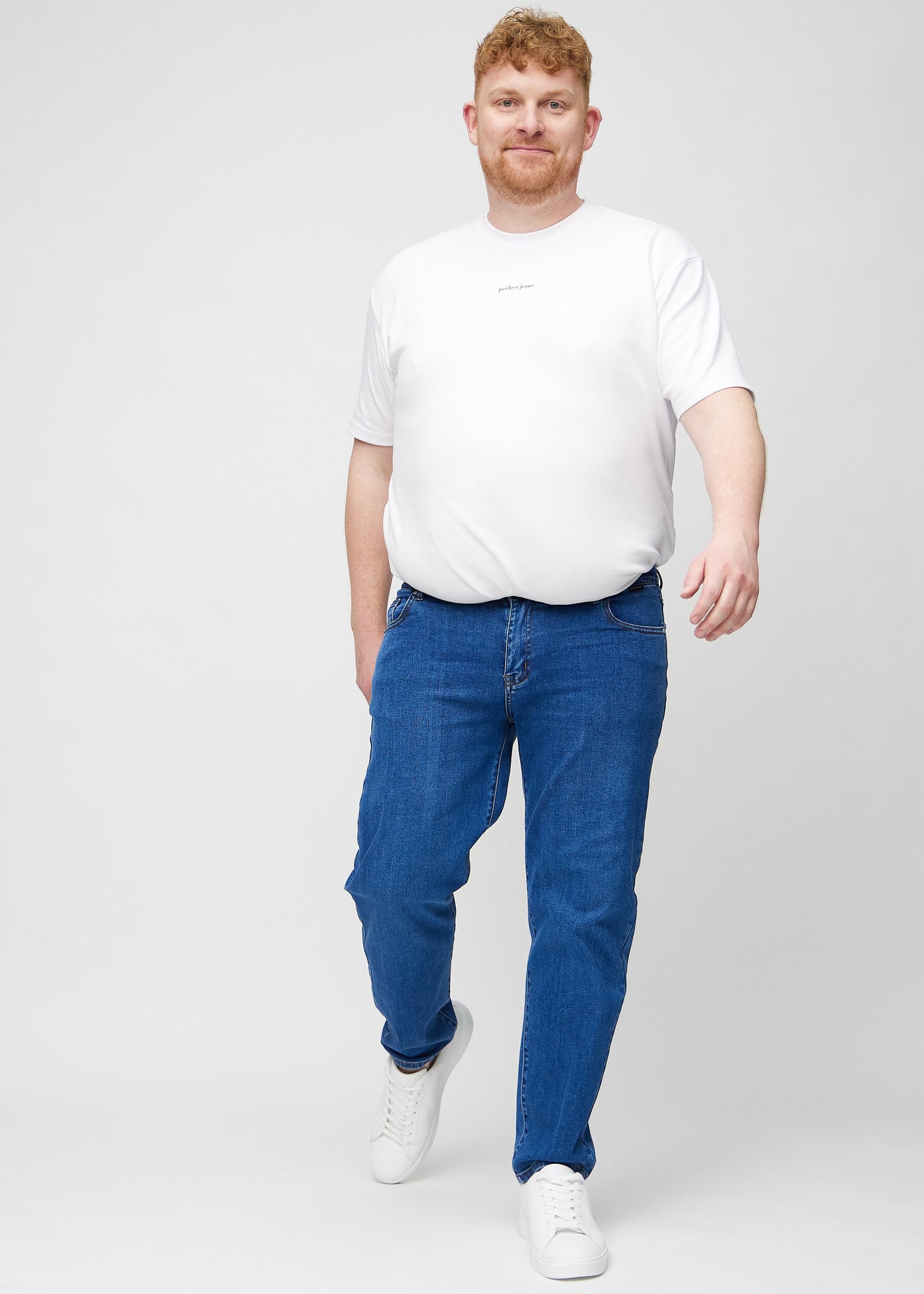 Fuldt billede af en plus-size model i mørk denim regular jeans.