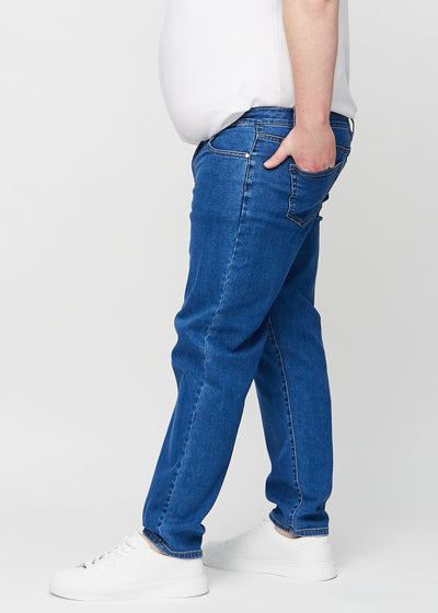 Mørk denim regular jeans set fra siden på en plus-size model.