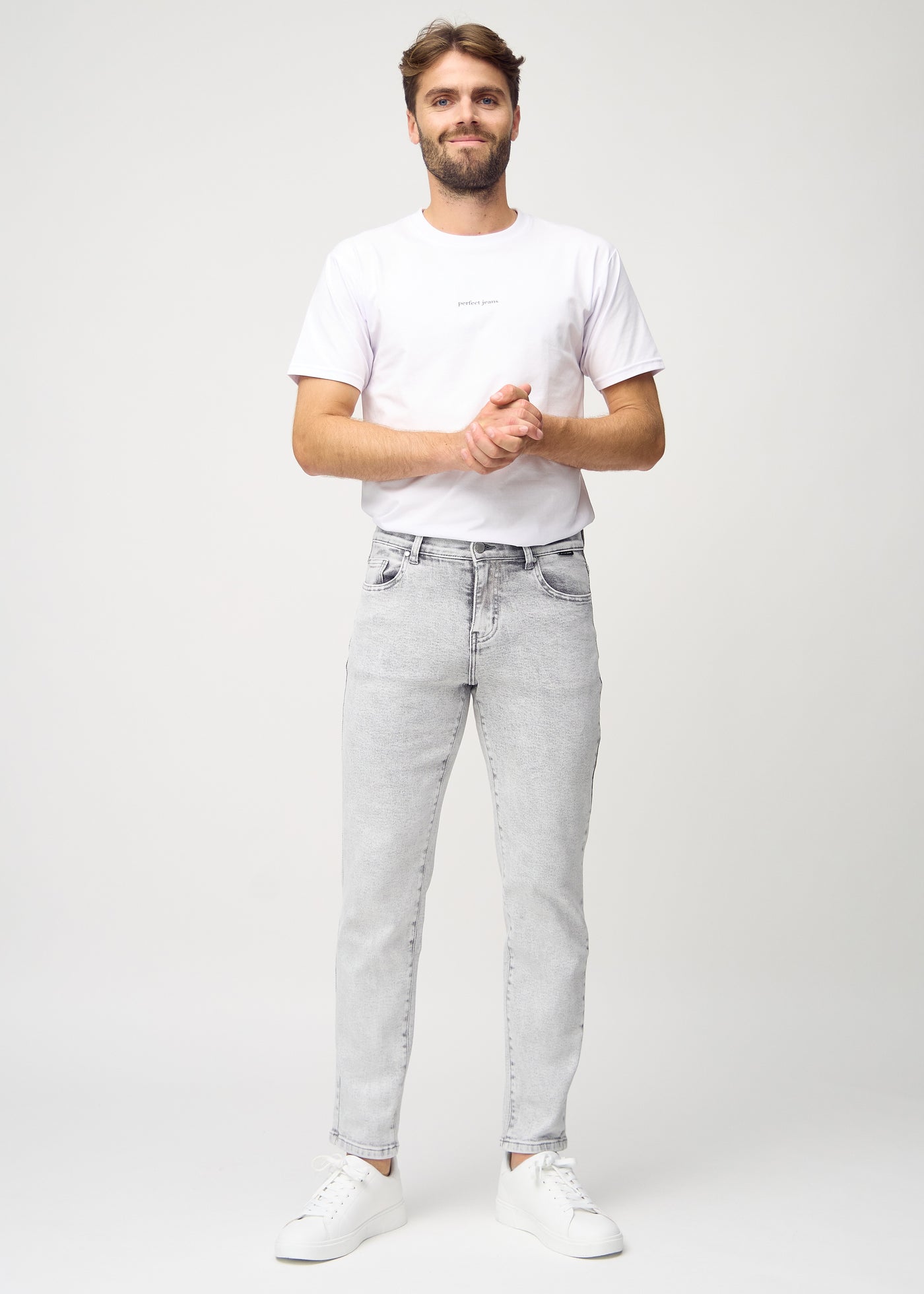 Fuldt billede af model i lysegrå denim regular jeans.