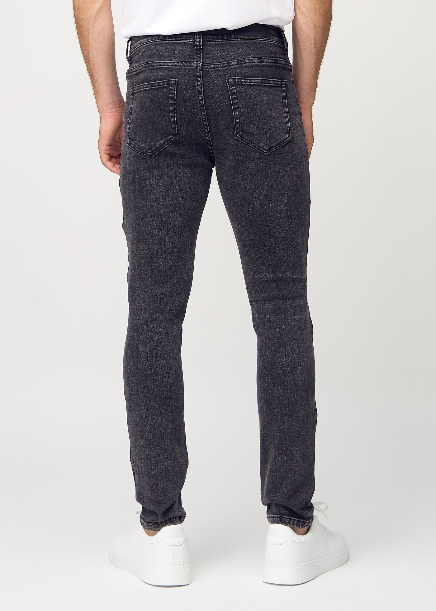 Mørkegrå denim slim jeans set bagfra, så man kan se hele produktet.