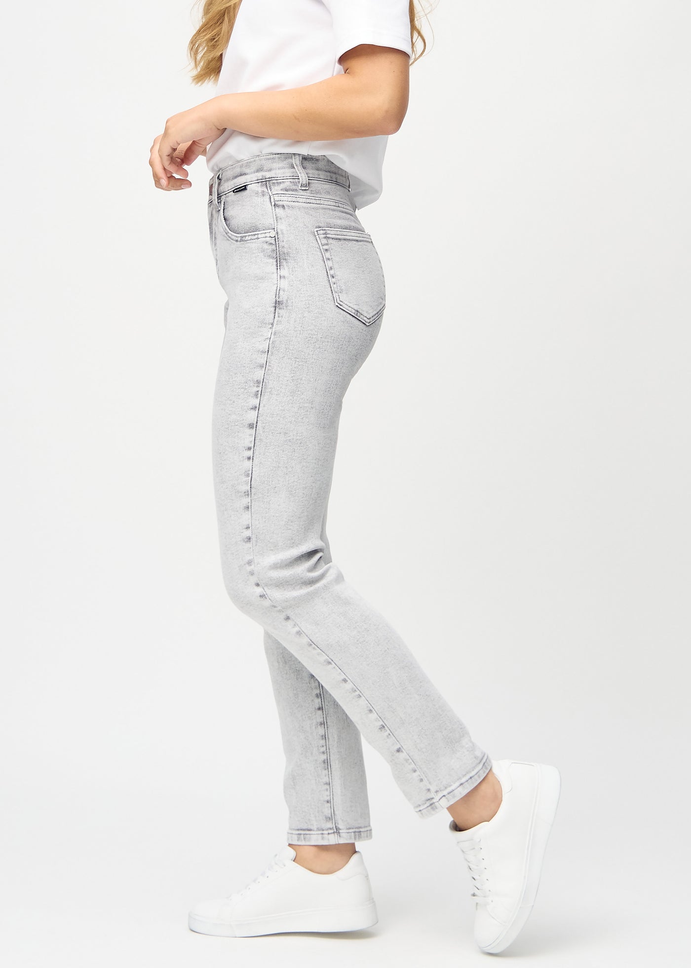 Lysegrå denim regular jeans set fra siden på model.